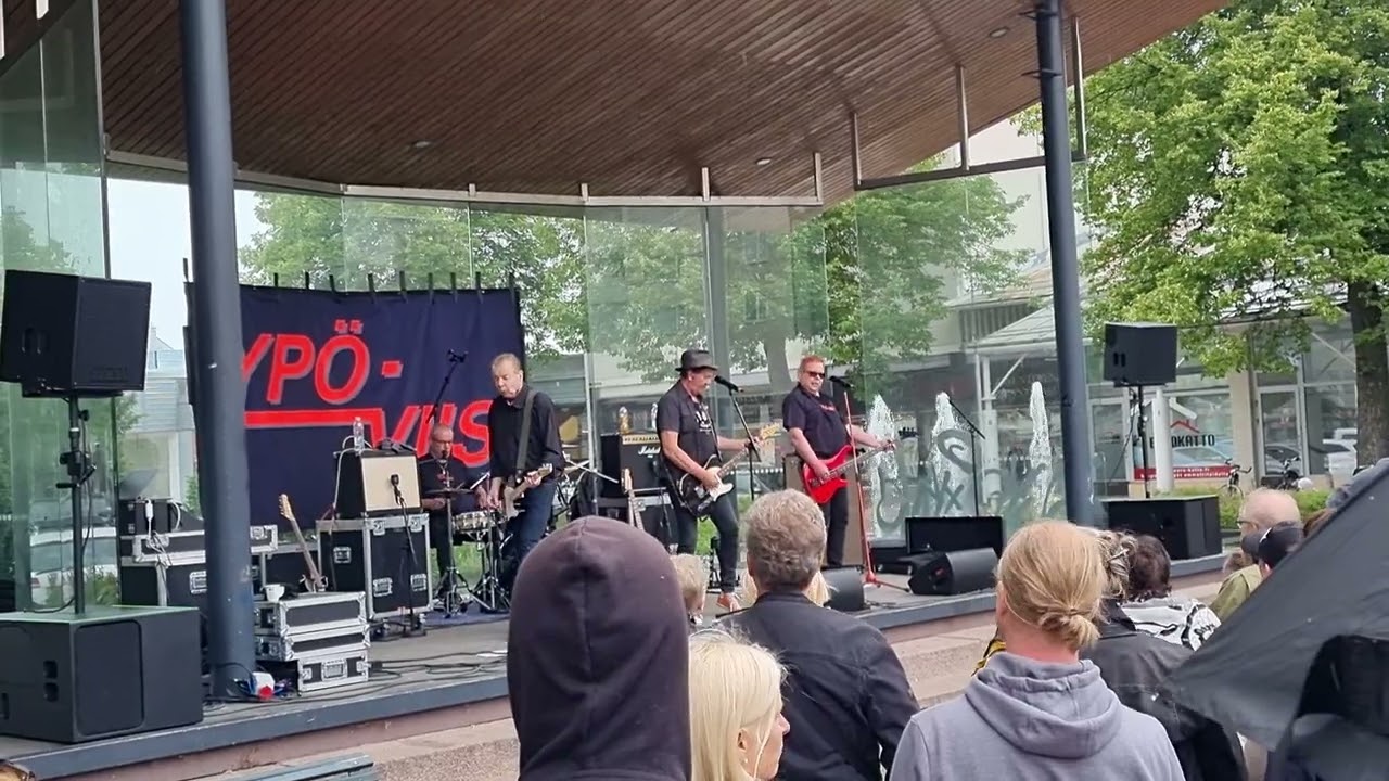 Ypö-Viis : Mikkitelineestä on puolet minun (live)
