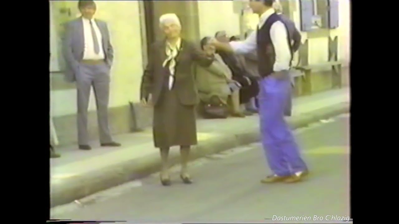 Danse bretonne : 2ème gavotte bigoudène avec Bernez Le Breton et Eric Ollu (Penmarc'h, 1982)
