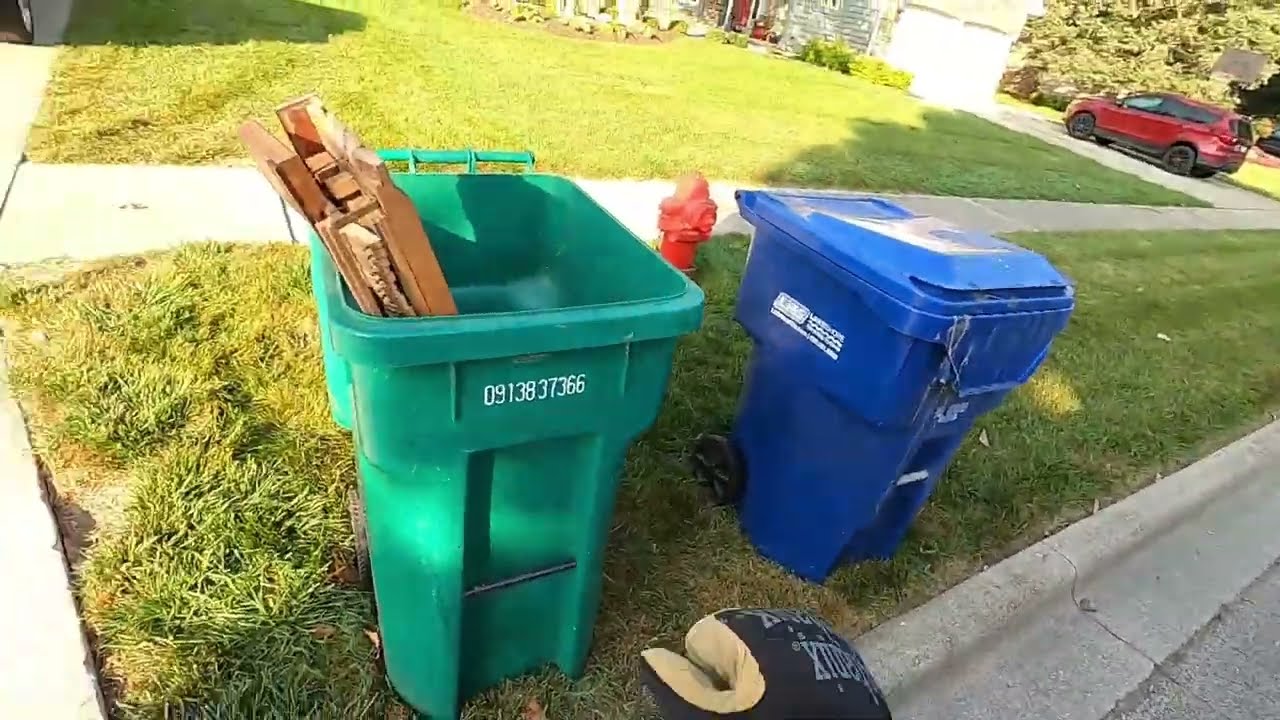 Вывоз мусора. Выбираем хорошие вещи утром в День мусора.