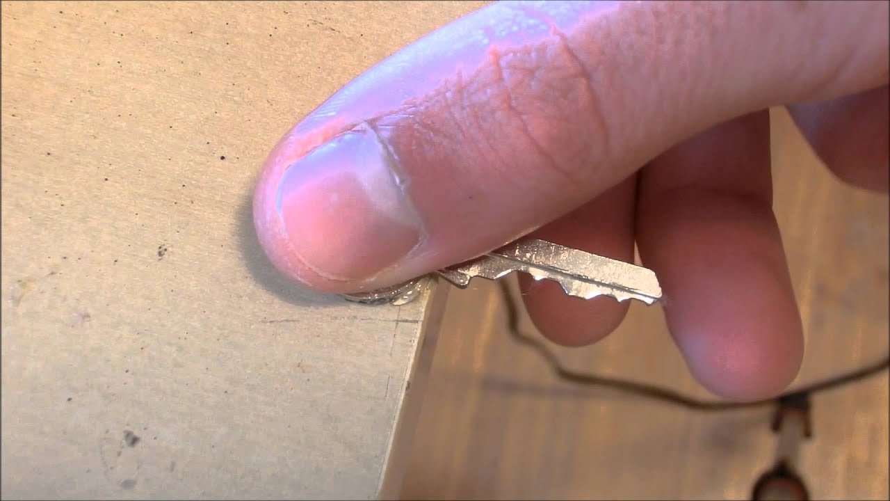 C&oacute;mo hacer una llave de percusi&oacute;n (ganz&uacute;a) y abrir una cerradura con ella - Chindas12