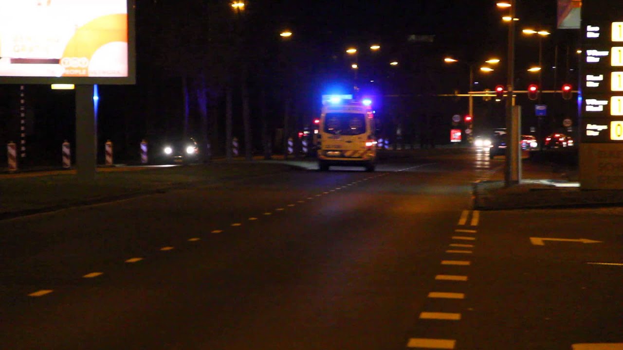 A1 Ambulance 22-126 met spoed naar Ruisvoornstraat in Helmond