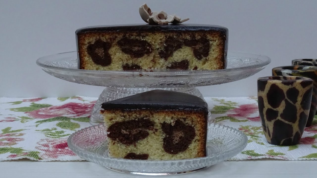 Bizcocho leopardo con cobertura espejo de chocolate