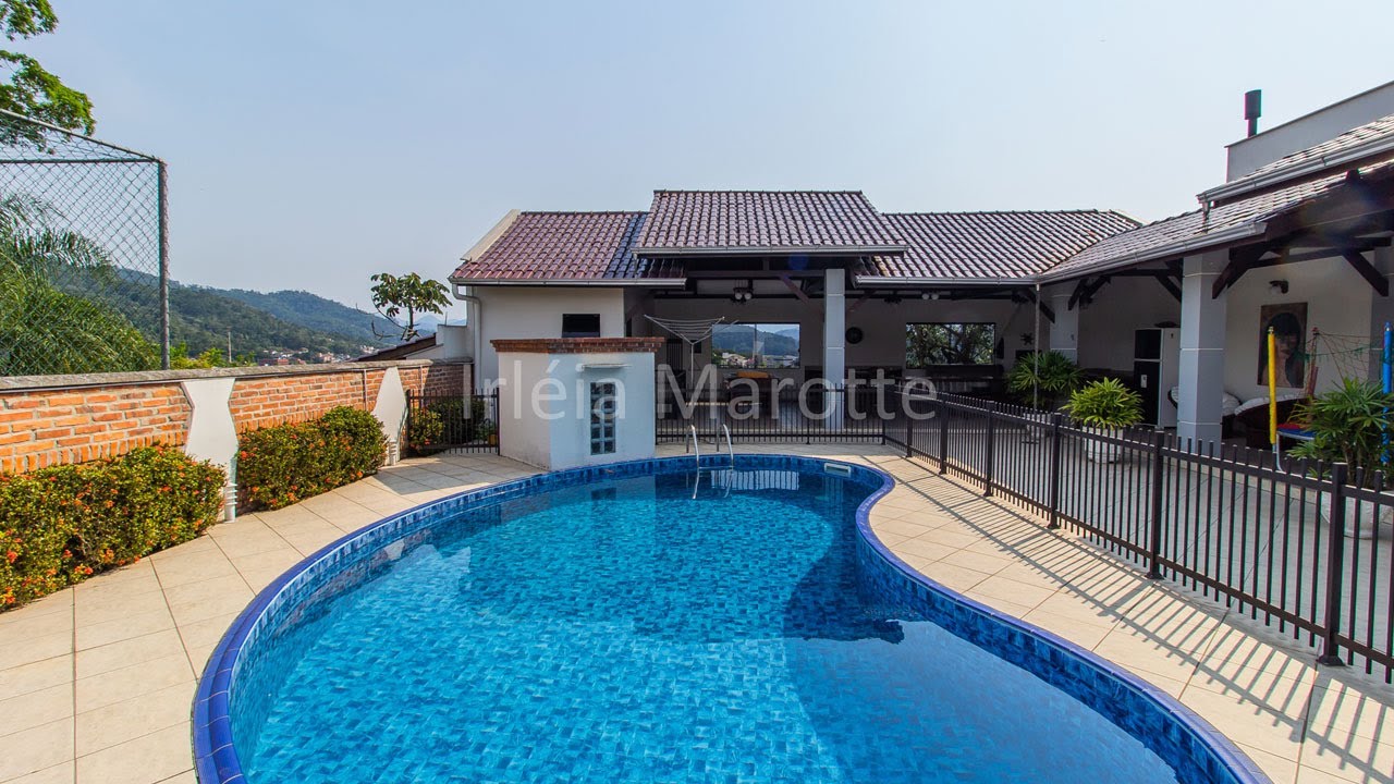 CASA NO JARAGUÁ ESQUERDO EM JARAGUÁ DO SUL COM AMPLA ÁREA DE FESTAS E PISCINA