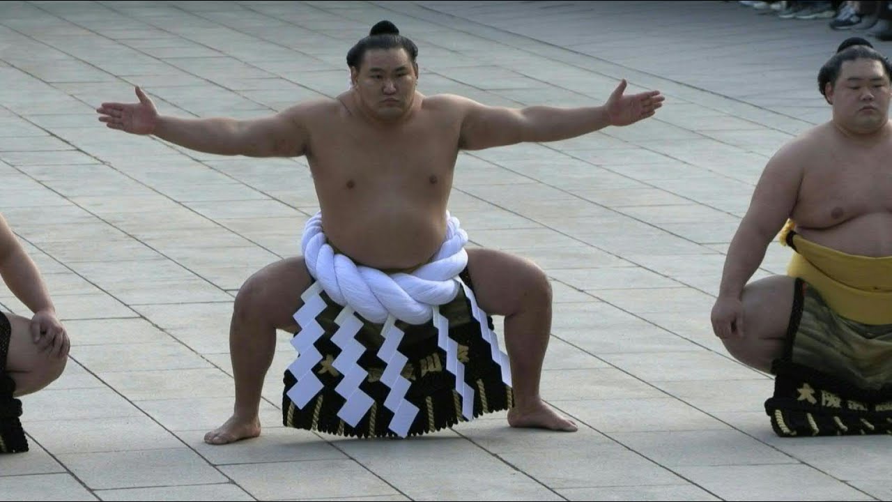 Sumo's newest grand champion welcomed in ancient ceremony | AFP