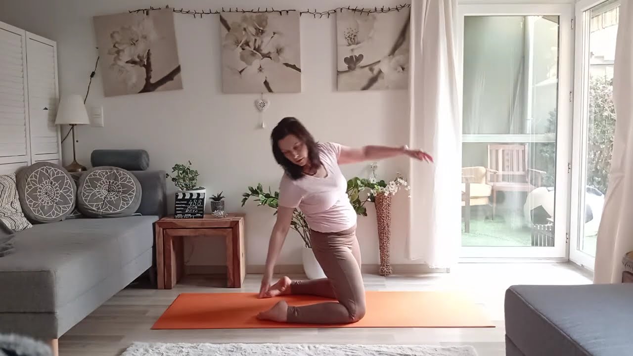 Yoga 🌹 morning flow for hips and back.