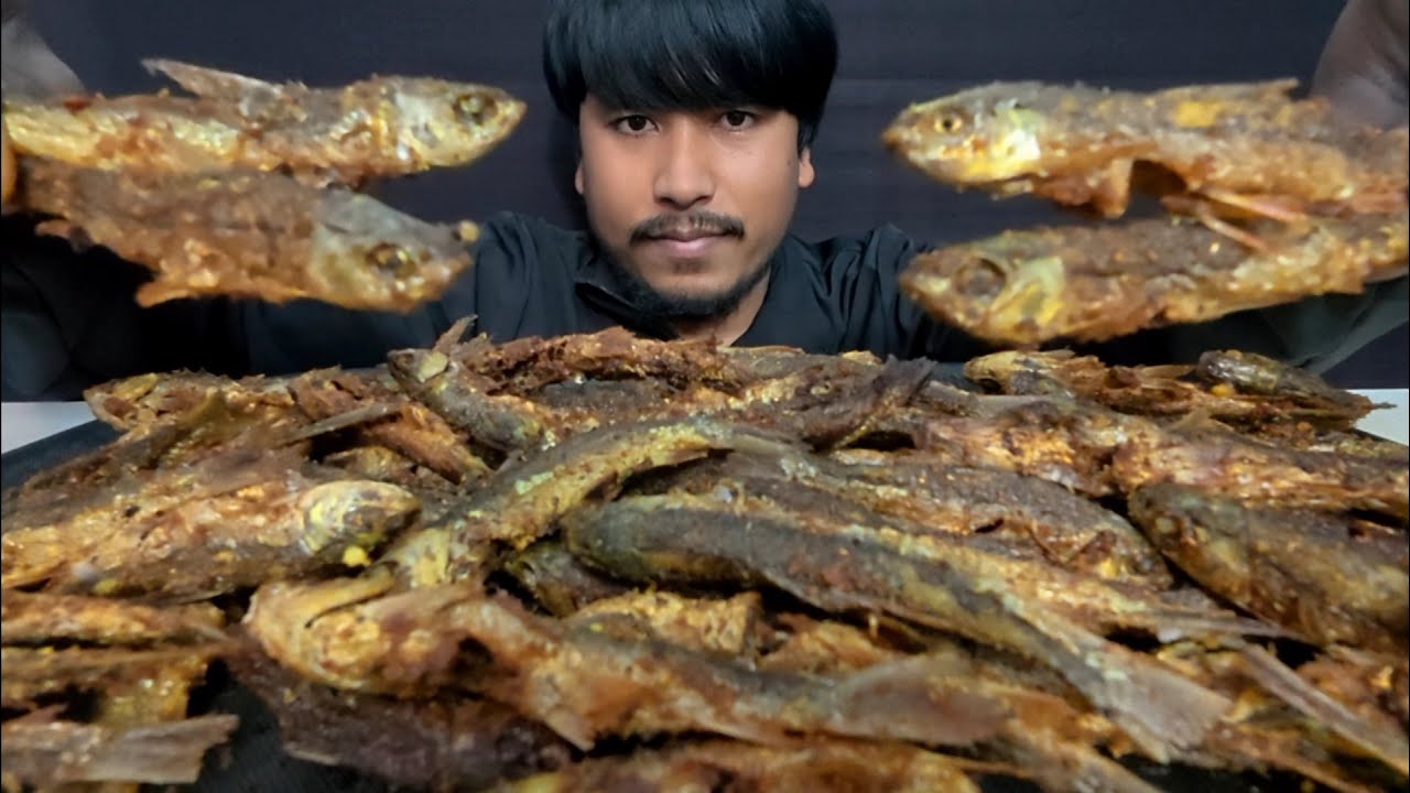 EATING SMALL FISH FRIED, STREET FOOD EATING