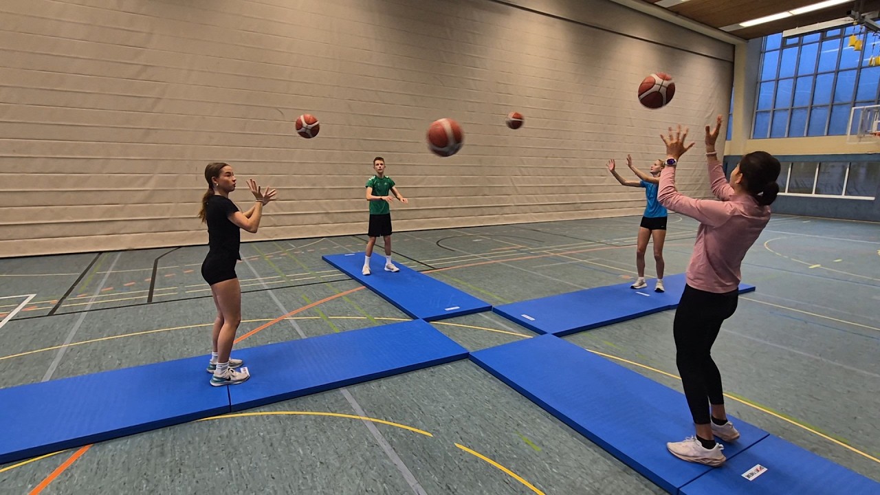 Wurfkoordination und Kräftigung am Mattenkreuz mit Basketbällen