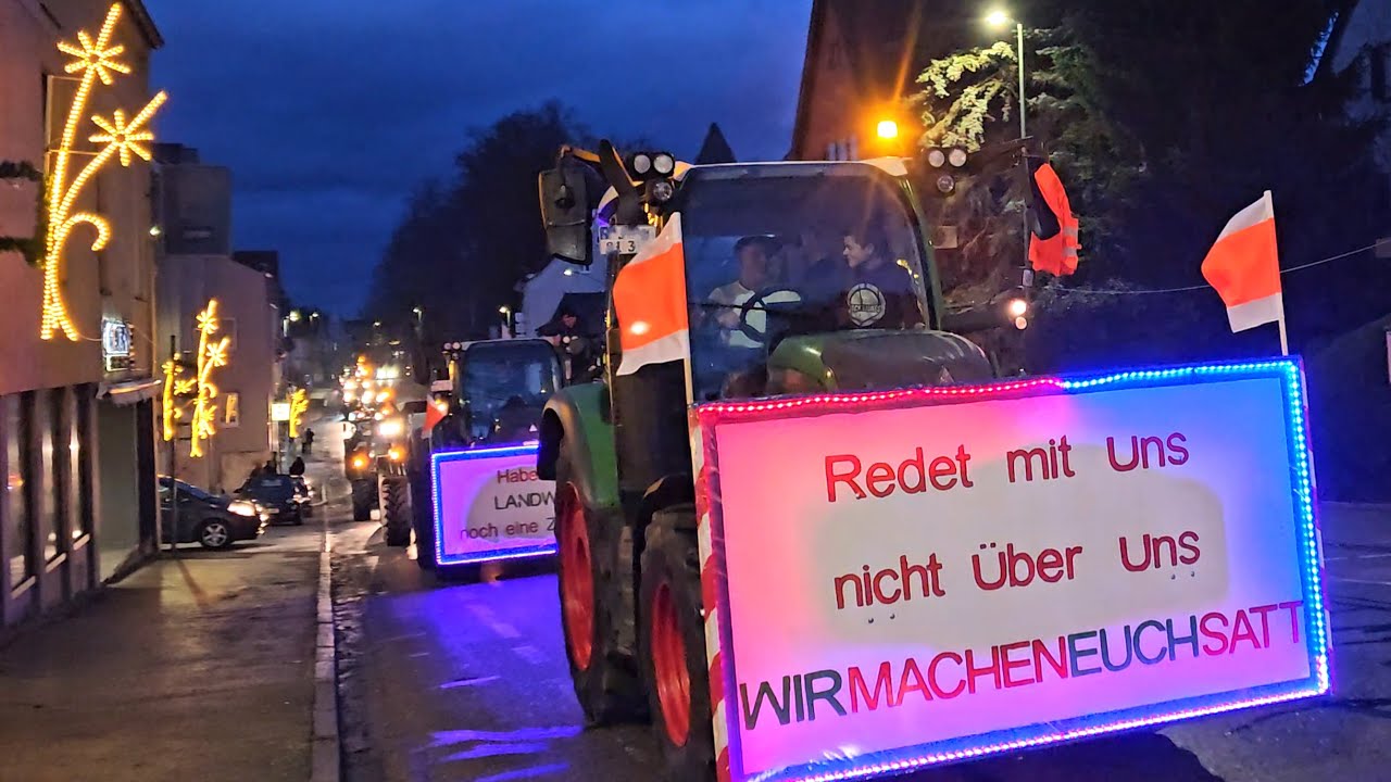 DEMO!!! Haben wir Landwirte noch eine Zukunft??? Traktorencorso durch Günzburg am 4. Januar 2023!