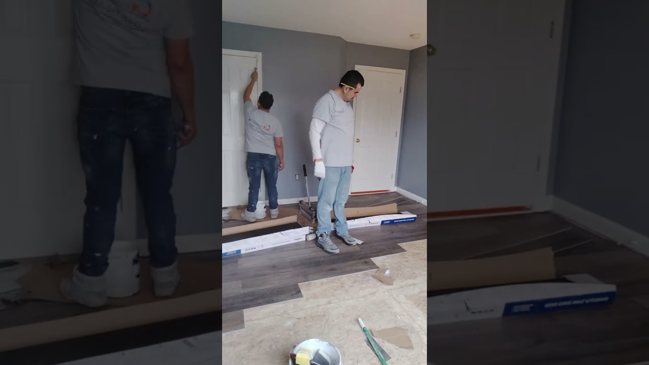Instalación LVP Flooring significa Luxury Vinyl Plank (Tablón Vinílico de Lujo) y