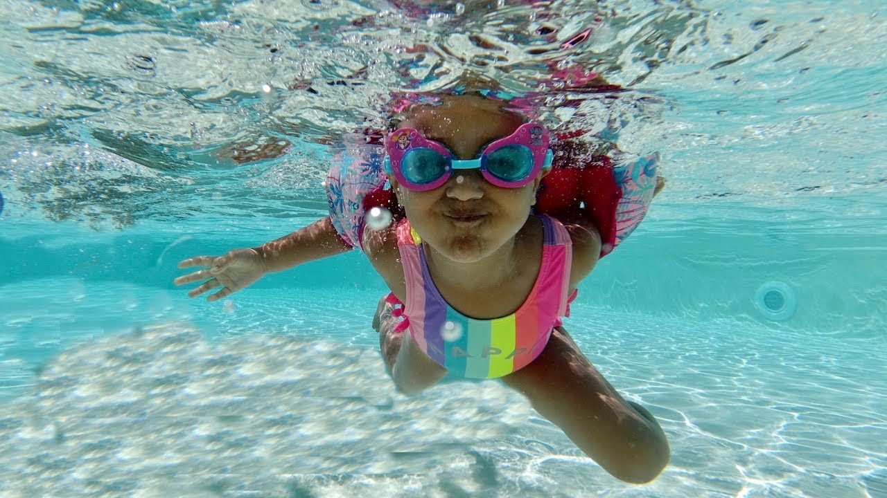 PRIMEIRO MERGULHO DA LARA NA PISCINA DO ACAMPAMENTO NA ITÁLIA | RÊ ANDRADE