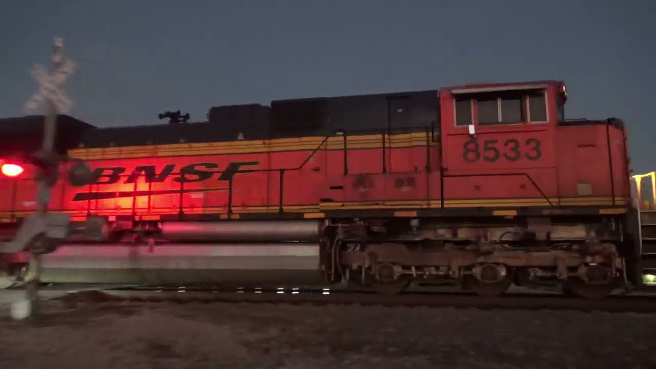 BNSF 8533 South meets BNSF 7555 North at North Joshua Siding in Joshua, TX