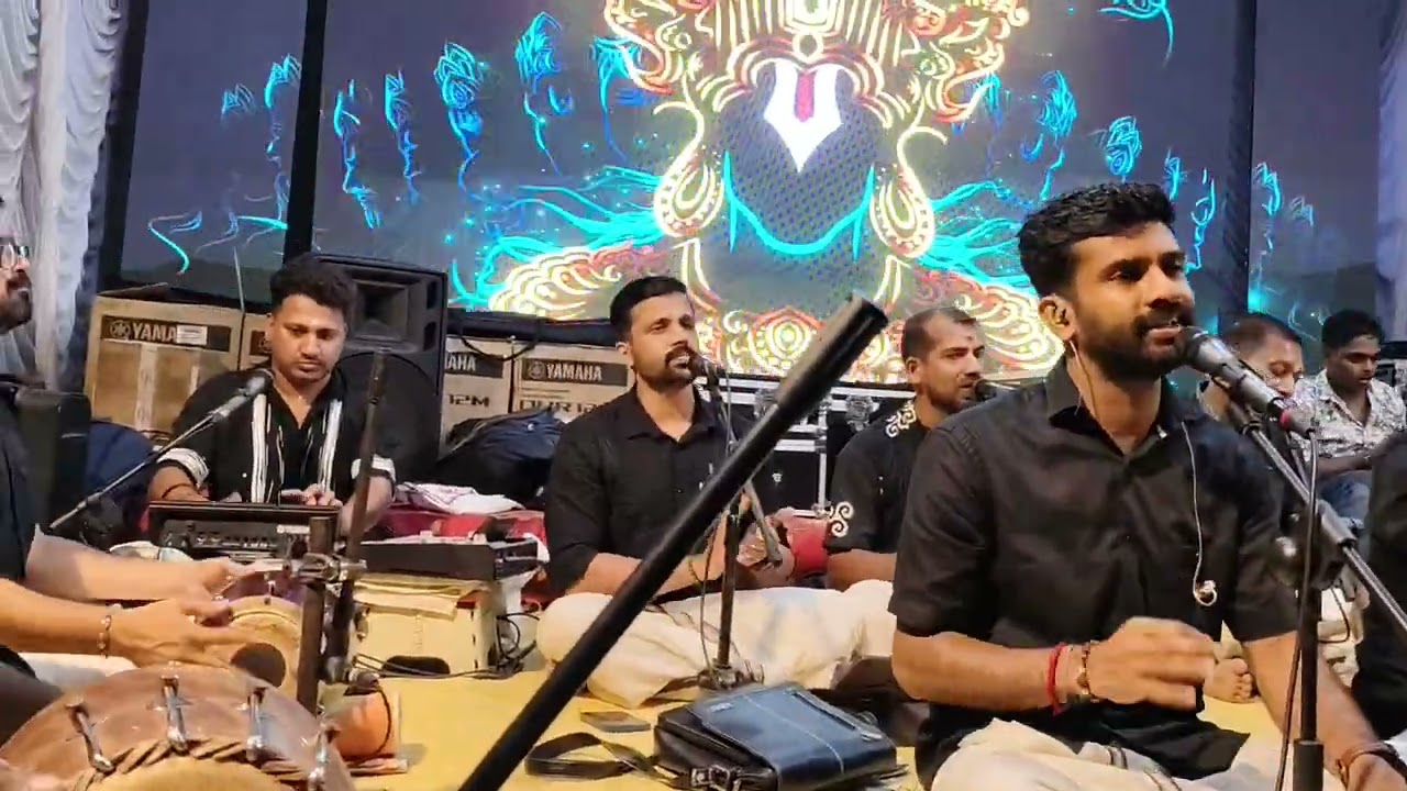 ആക്കുട്ടിടെ സന്തോഷം കണ്ടോഇവ... ശരിക്കു വ്യന്ദാനവനം കണ്ടഒരുഫീൽഅ...നന്ദഗോവിന്ദംഭജൻസ്