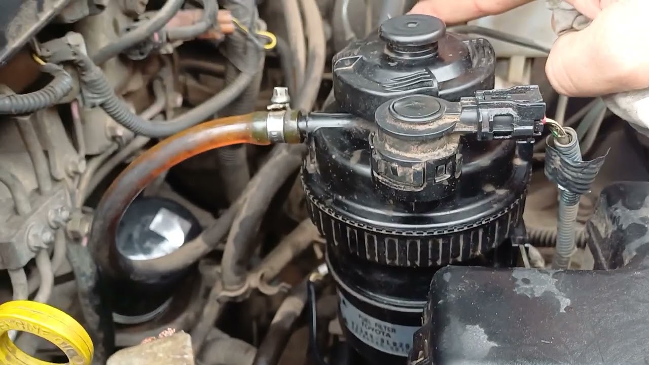 Como cambiar Filtro de combustible y Purgado Toyota Hilux 3/3