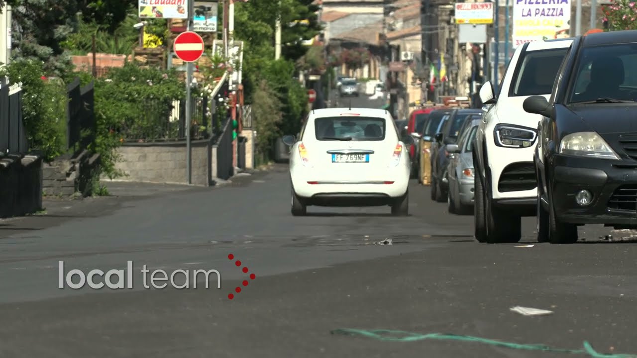 Etna, pioggia di cenere sui paesi etnei: strade ricoperte