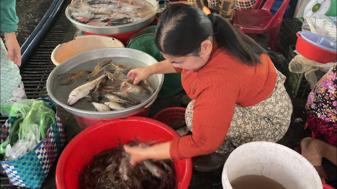 Bán Cá Bên Chợ Xong Dẫn Bé Đa và Bơ Sắm Đồ Tết, Nhìn Hai Cô Cháu Lựa Đồ Vui Quá / NCMT 317