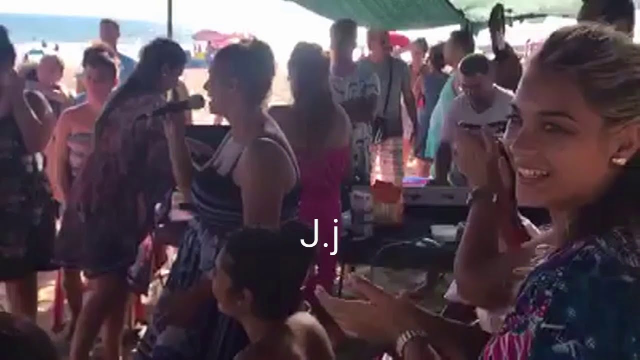 Gitanas cantando alabanzas en la playa