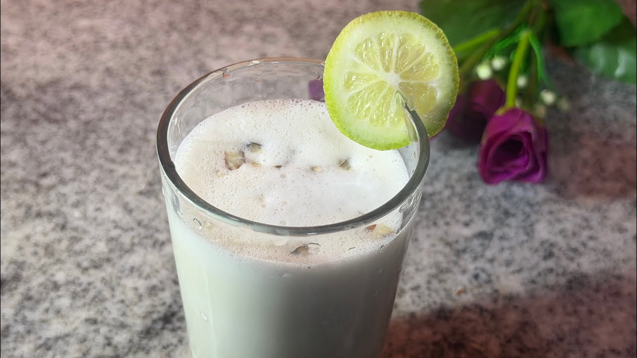 রমজানে এক গ্লাস কাজু বাদামের জুস তৈরি করে নেন।