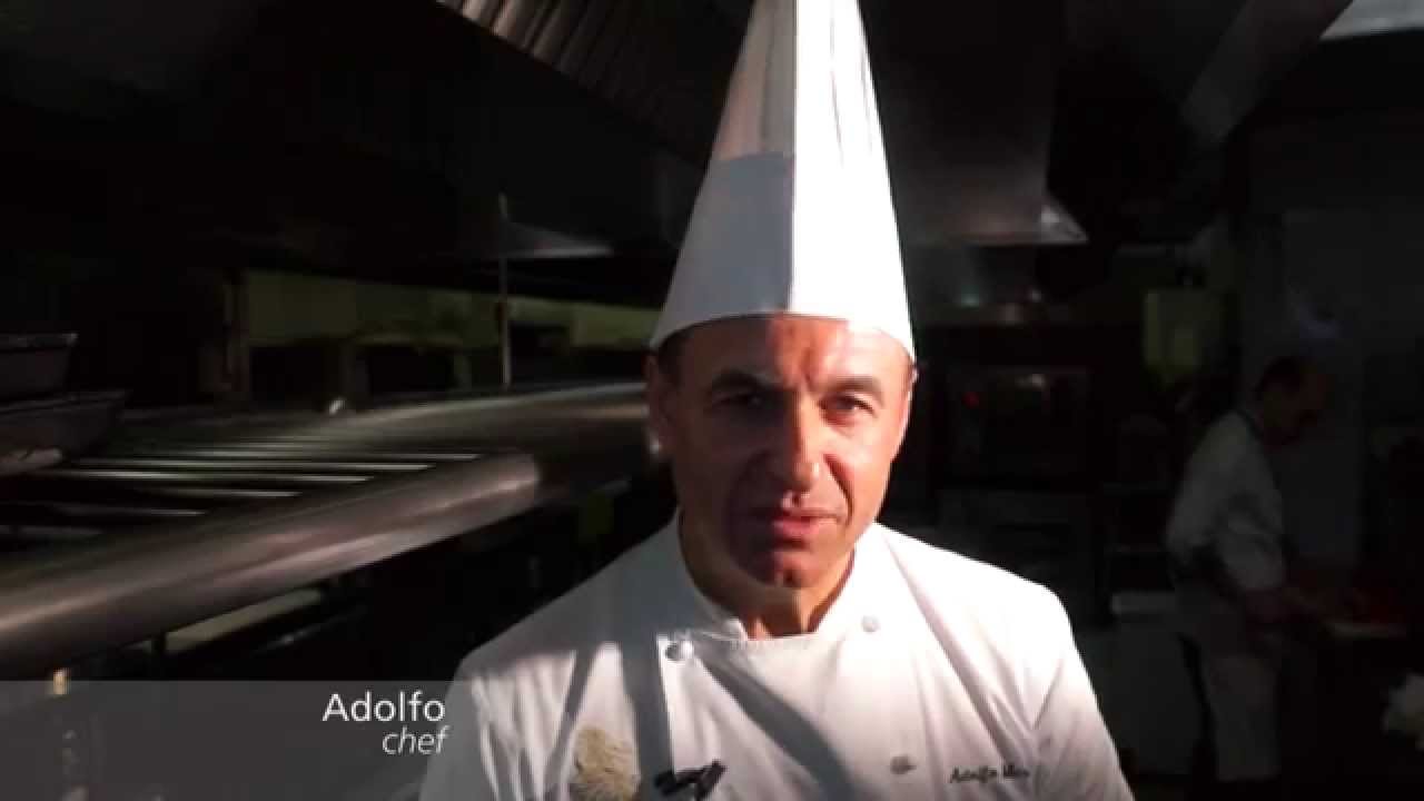 Lo chef dell'Hotel Grifone a Passo Campolongo in Val Badia, nello scenario delle Dolomiti