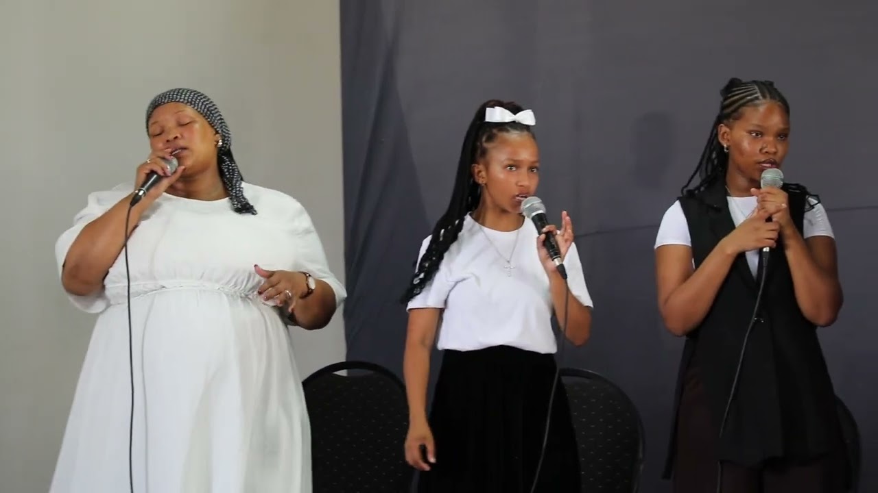 Adullam Assemblies worship team in aanbidding