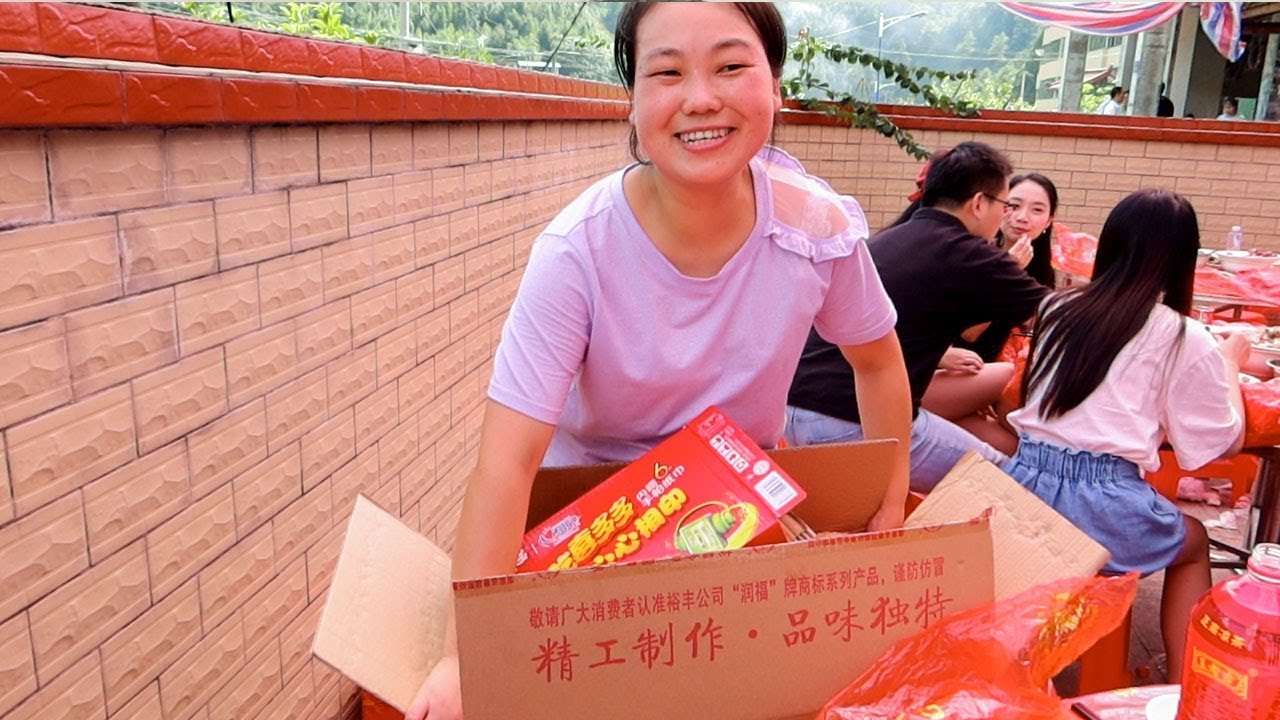 鄰居娶新娘，喝喜酒了，媳婦回家還抱著一大箱東西