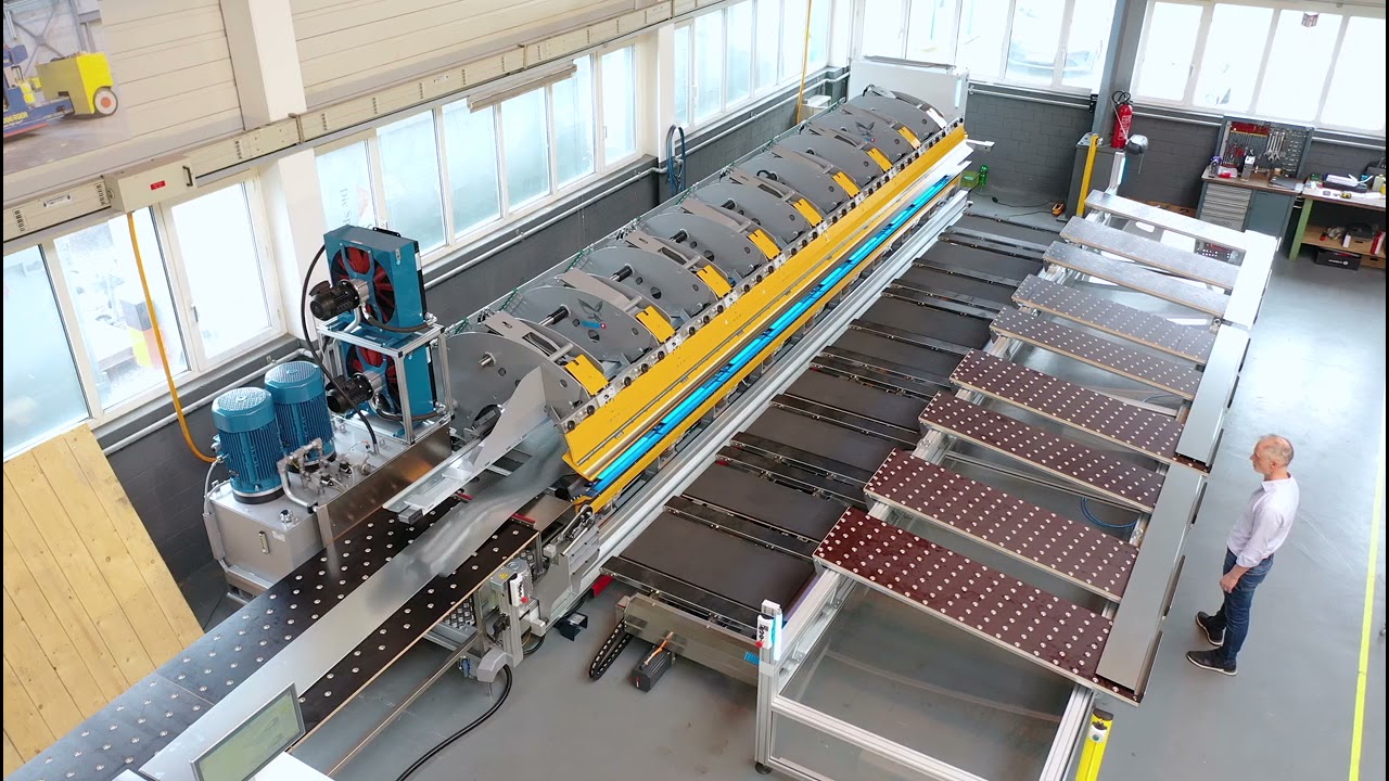 THALMANN: Automatización del trabajo de plegado (3 perfiles de chapa anchos). Modelo TD 250