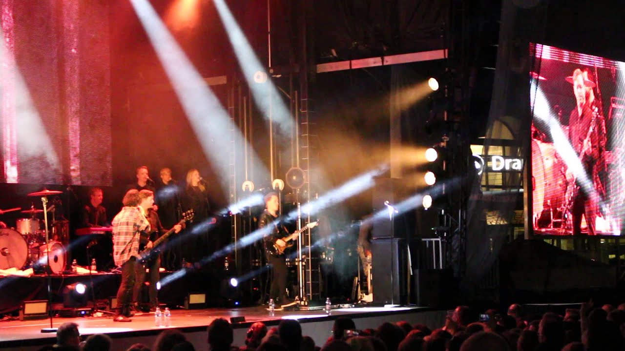 Ylvis in Drammen - The Cabin (full) + saxobård HD