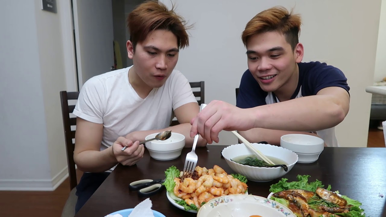 2 ÔNG GÀ  TRỐNG NUÔI CON. CƠM TÔM RIM CÁ SỐT CHUA CAY. BỐ VÀ CHÚ ĂN ĐUA VỚI BÉ SUMY 2 TUỔI