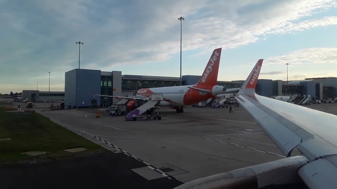 Easyjet a320 taxi and takeoff from London Luton airport 