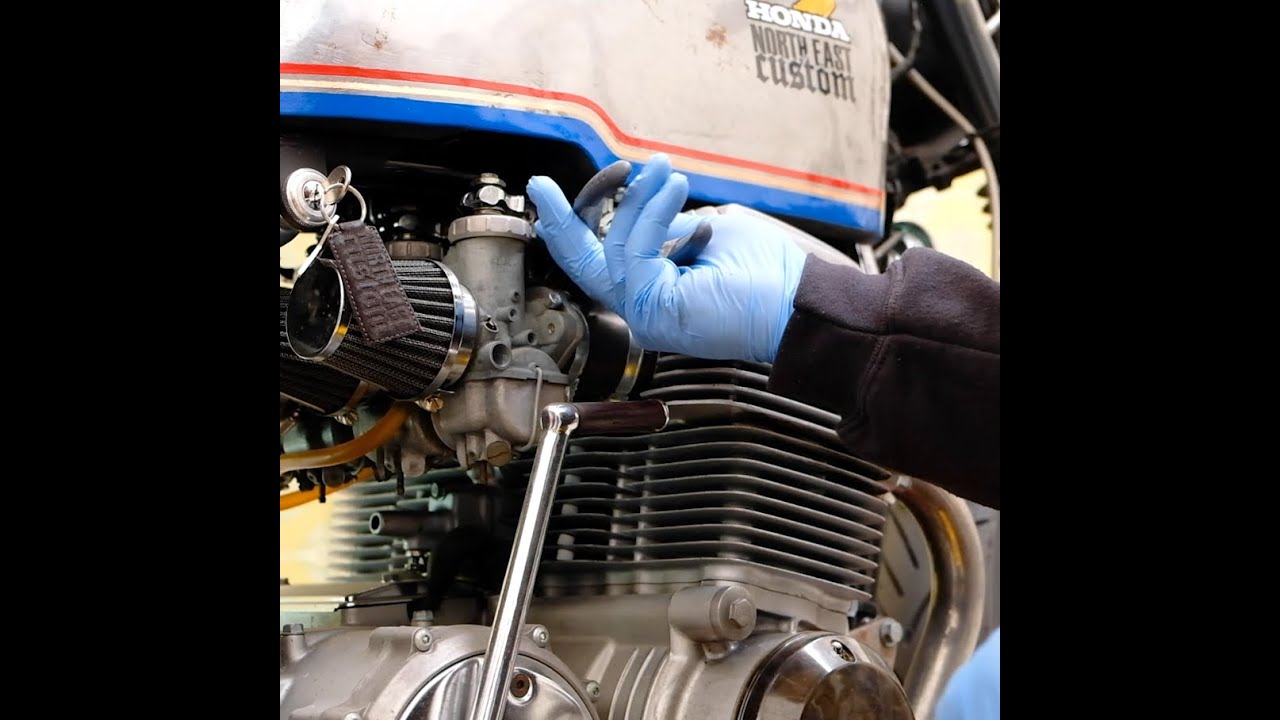 La moto fa corrente ma non si accende... controlliamo i carburatori
