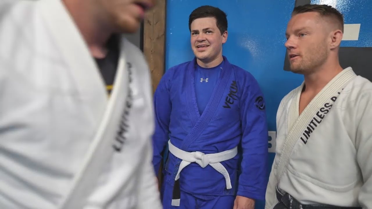 FALSO FAIXA BRANCA DE JIUJITSU ENTRA EM ACADEMIA E AMASSA TODO MUNDO