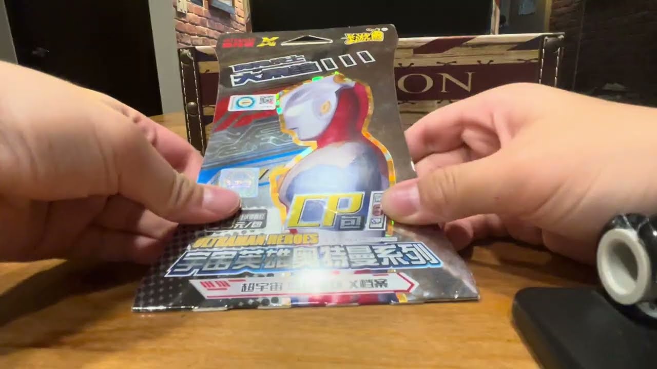 小伙今天來拆一盒寶箱（裡面有奧特曼卡盒￼）