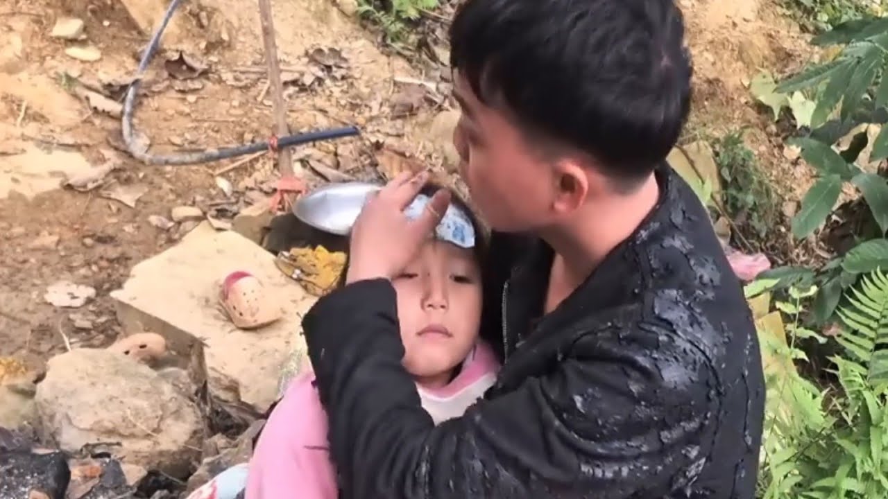 While Mom Was Selling Goods, a Kind Man Took the Child Home to Play