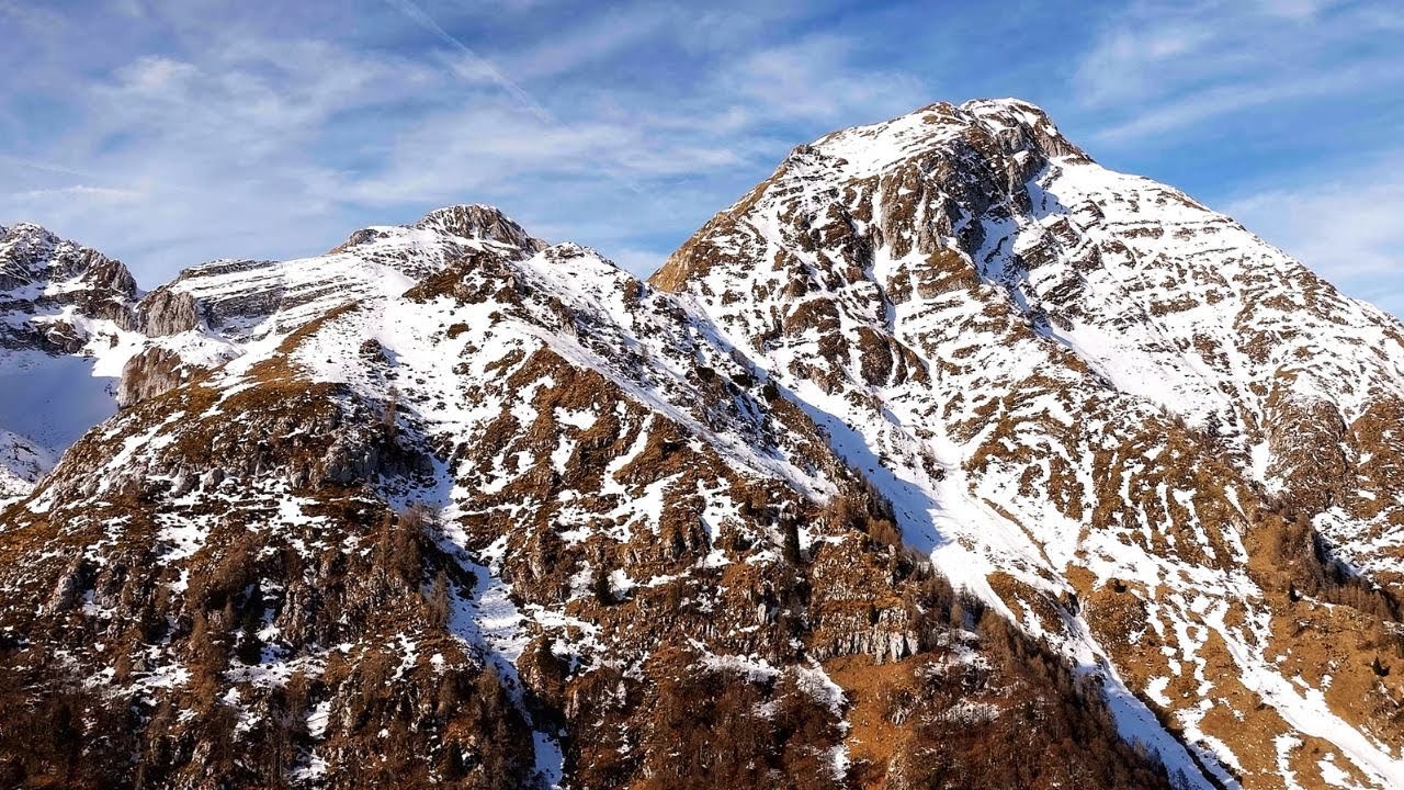 Vista aerea sulla montagna di Piancavallo , un viaggio tra natura e spettacolo