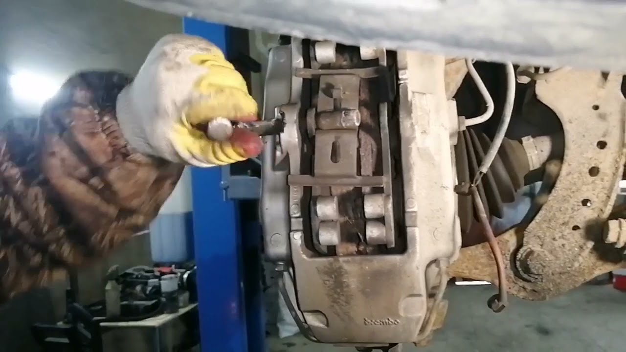 Porsche Cayenne V8 4.5L замена передних тормозных колодок и тормозных дисков