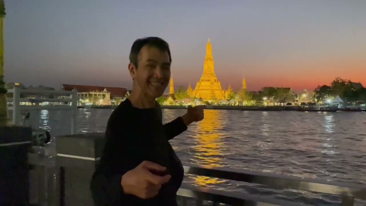 タイはバンコクのセンセーブ運河船と夕日に染まるワットアルーン