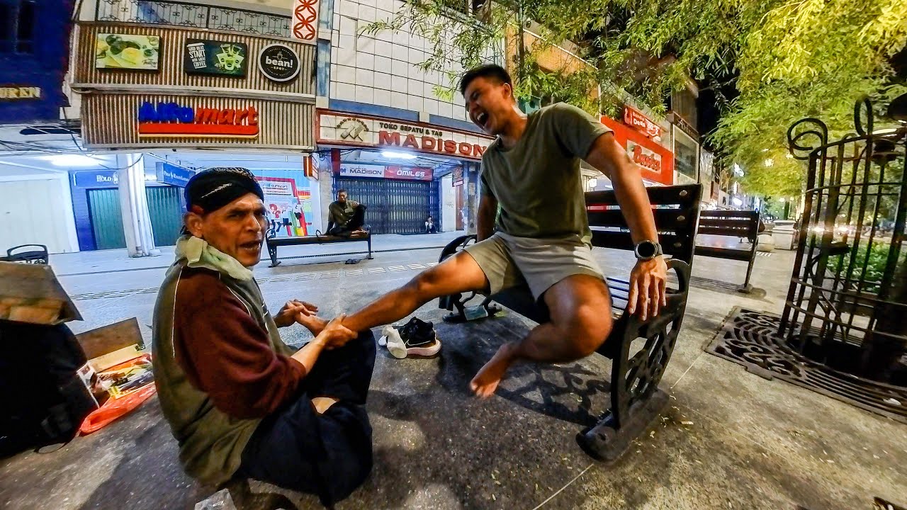 นวดจับเส้นข้างถนนในยอกยาการ์ตา เจ็บมากกก 🇮🇩