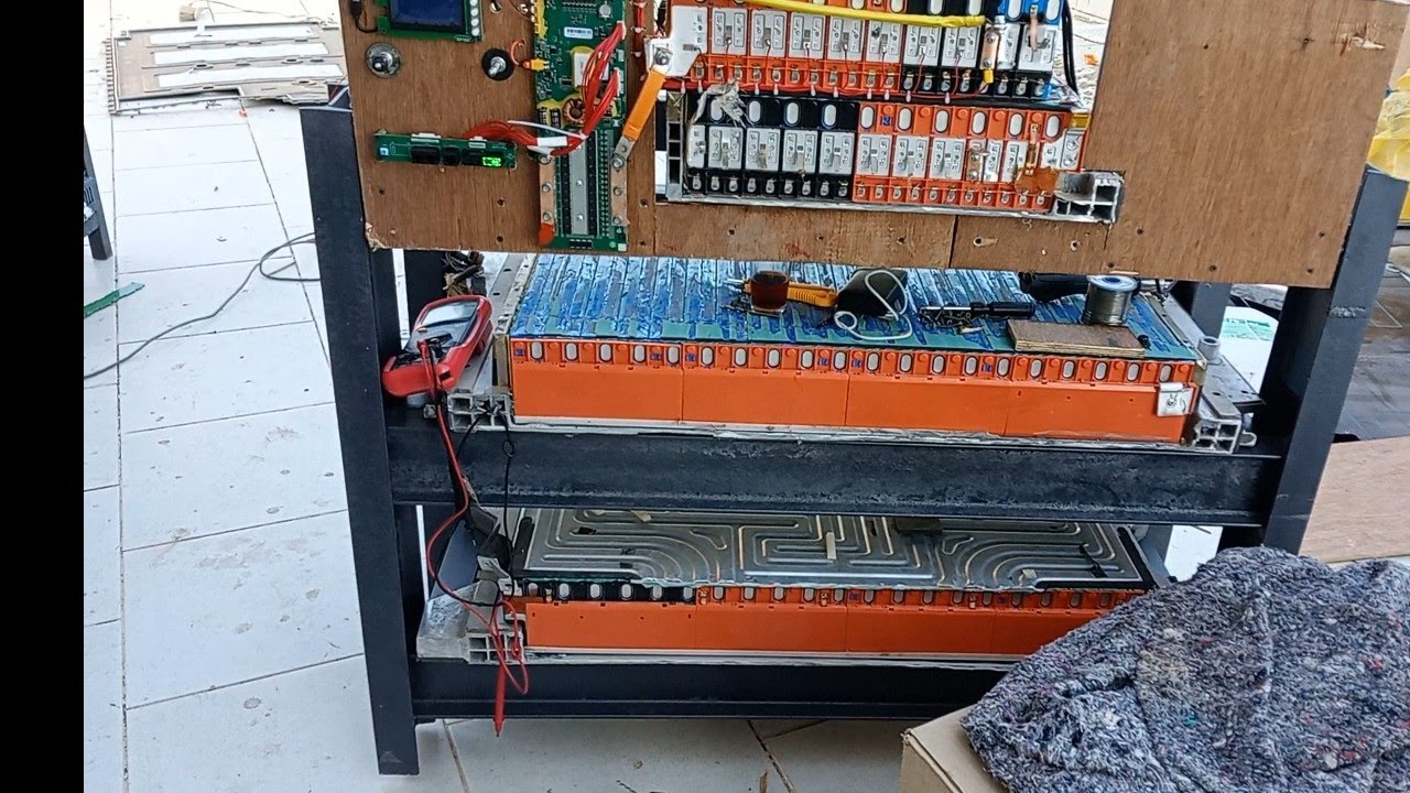 بطارية سياره كهربائيه كامله حولناها لتشغيل منزل متكامل بمكيفاته وثلاجاته نظام48فولتDC