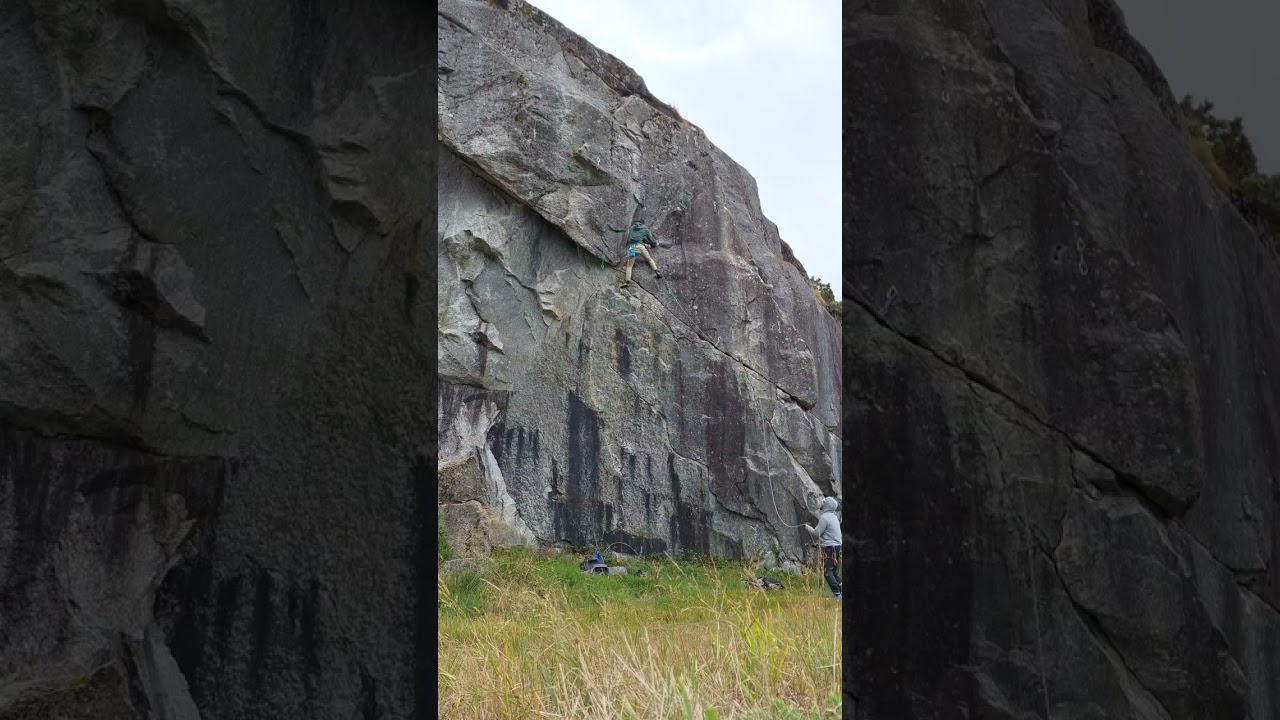 Atracción invernal ❄️ (7a+). Combinación en el Eume. #climbing #escalada #rockclimbing