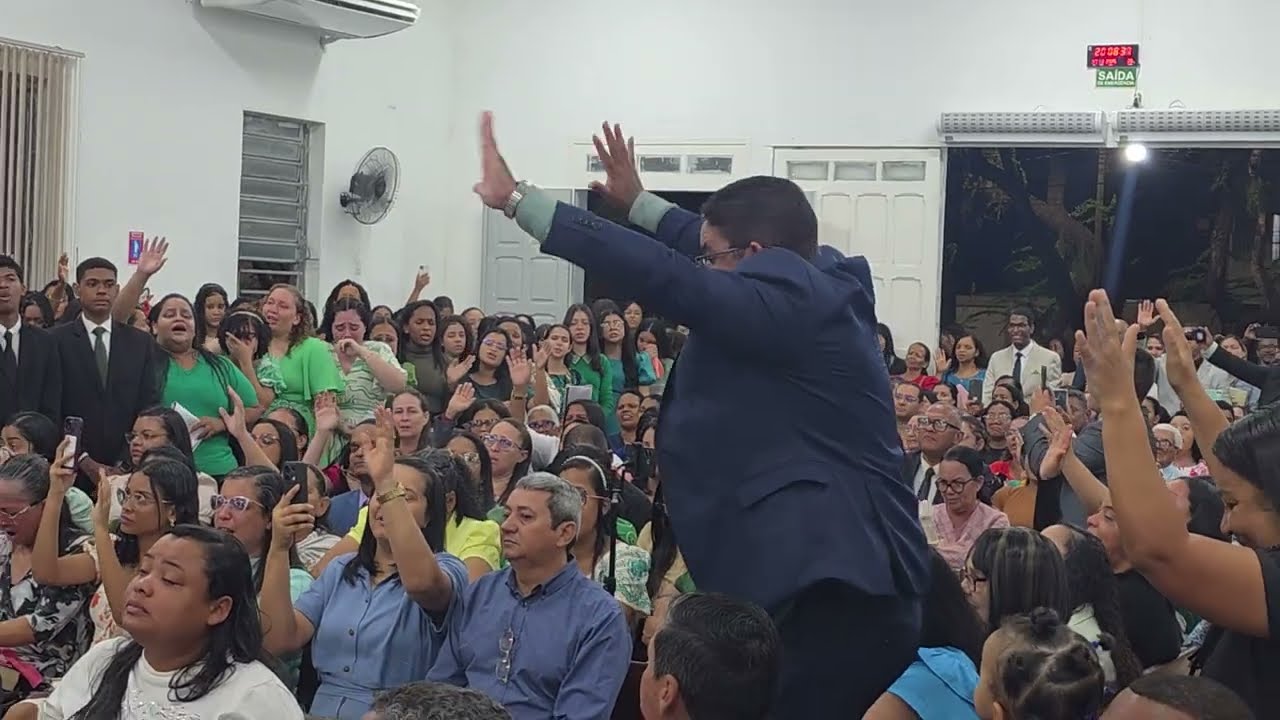 Foi tanta unção que nao conseguiram terminar o louvor Imperfeito.  Julia Rebeca.