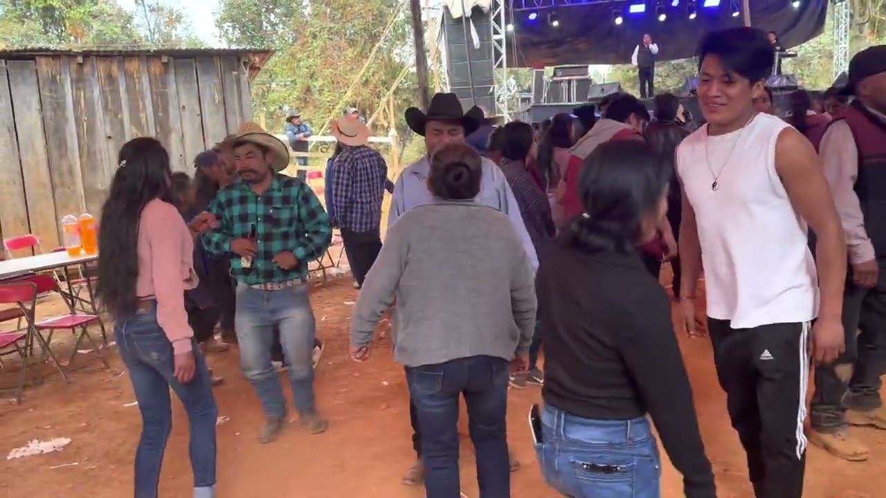Y CON ORGULLO LES TOCAMOS NUESTRAS MÚSICAS MIXTECAS PARA NUESTRA GENTE ZAPOTECA