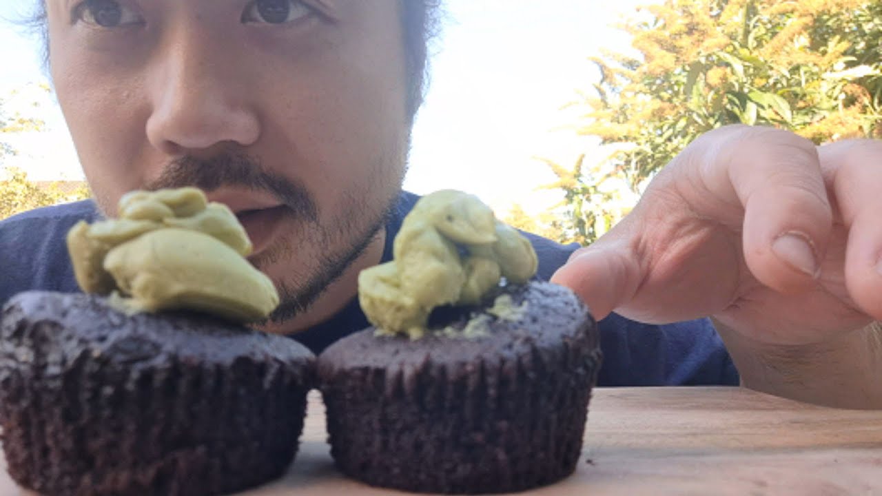 ASMR EATING SOUNDS - MATCHA CHOCOLATE CUPCAKE (NO TALKING)