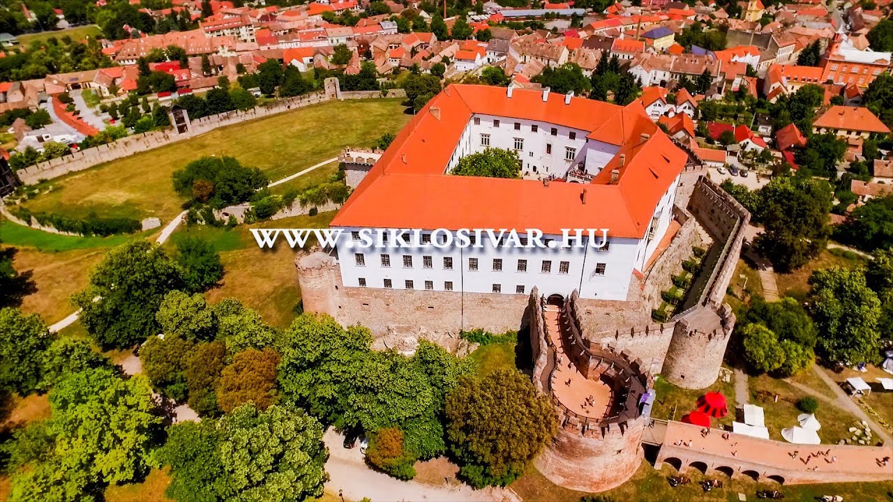 Sikl&oacute;si V&aacute;r - T&ouml;rt&eacute;nelmi &eacute;lm&eacute;nyek a v&aacute;rfalak k&ouml;z&ouml;tt