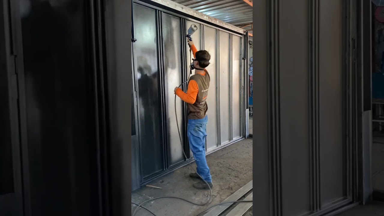 Pintura de port&atilde;o basculante com o Zarc&atilde;o Preto Fosco da @solventextintas