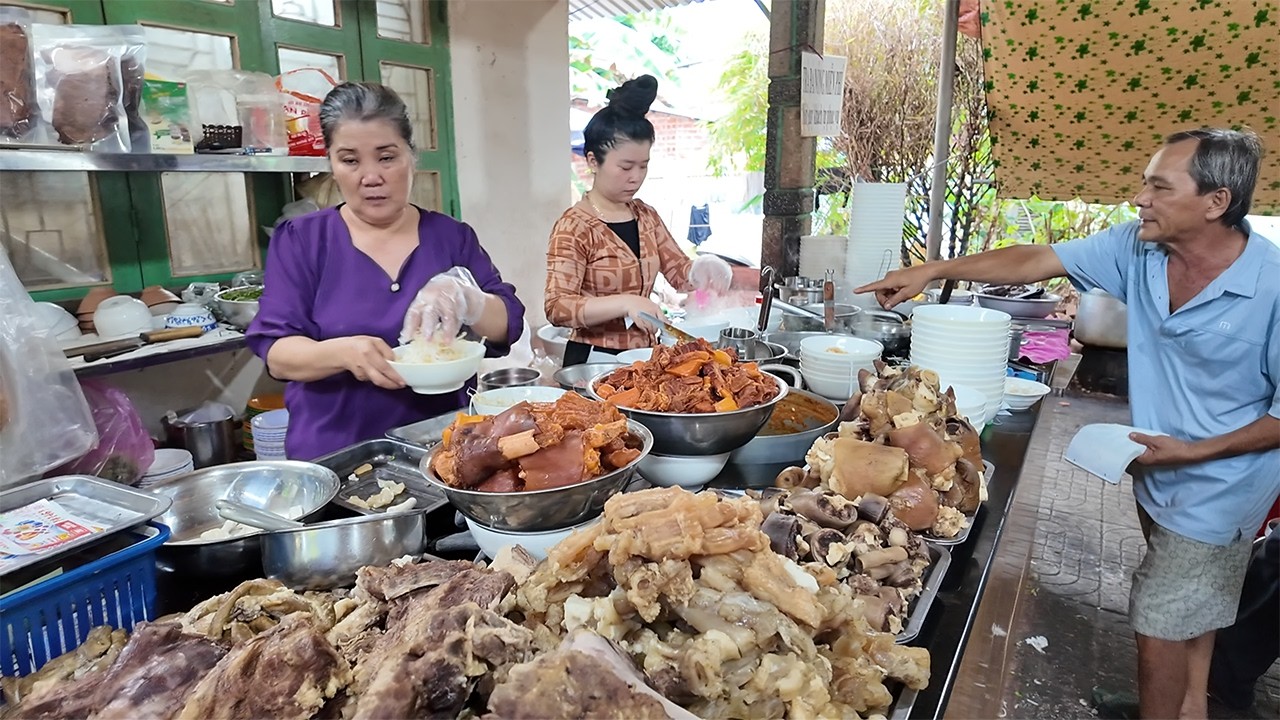 Quán Phở Bò Núp Hẻm ngày Hơn Tấn Thịt của 2 mẹ con gia truyền Khách Chờ mỏi mòn vẫn đông tấp nập