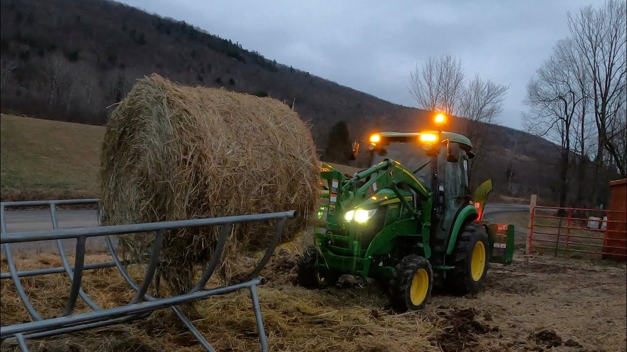 Feeding a round bale with the John Deere 3039R