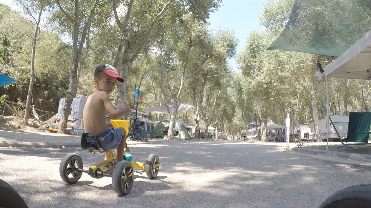Βόλτα στα δρομάκια του Thalatta Kalamitsi Village Camp τον δεκαπενταύγουστο του 2020