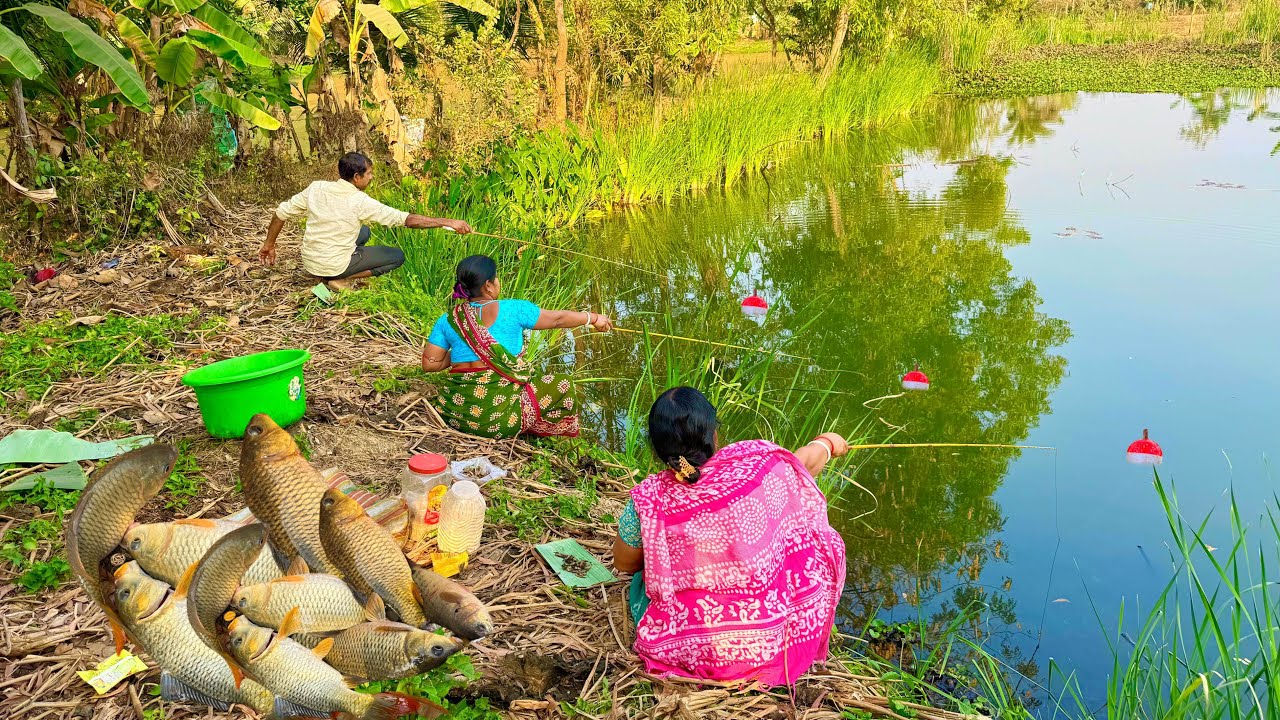 Fishing Video || Grandpa is happily fishing in the pond with two village ladies || Best hook fishing