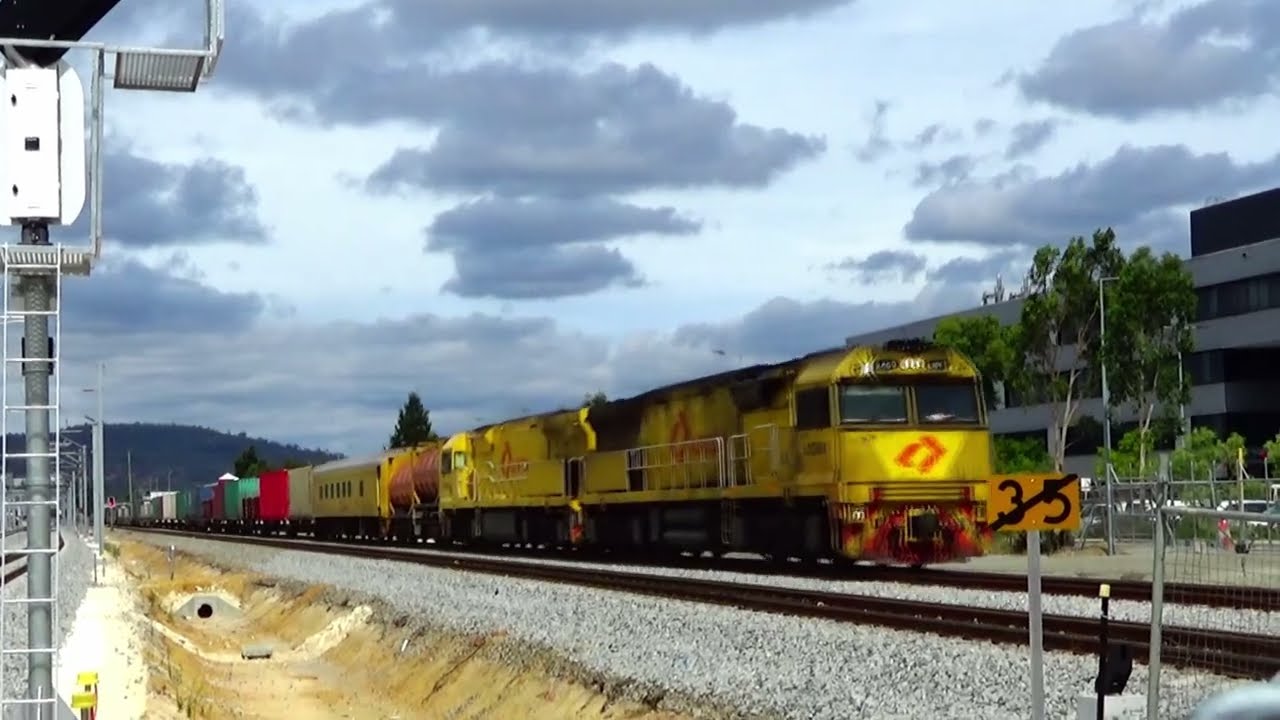 ACD 6061 & 6056, at slow speed Cale St. level crossing in MIDLAND. With Aurizon TGE Intermodal, 7MP1