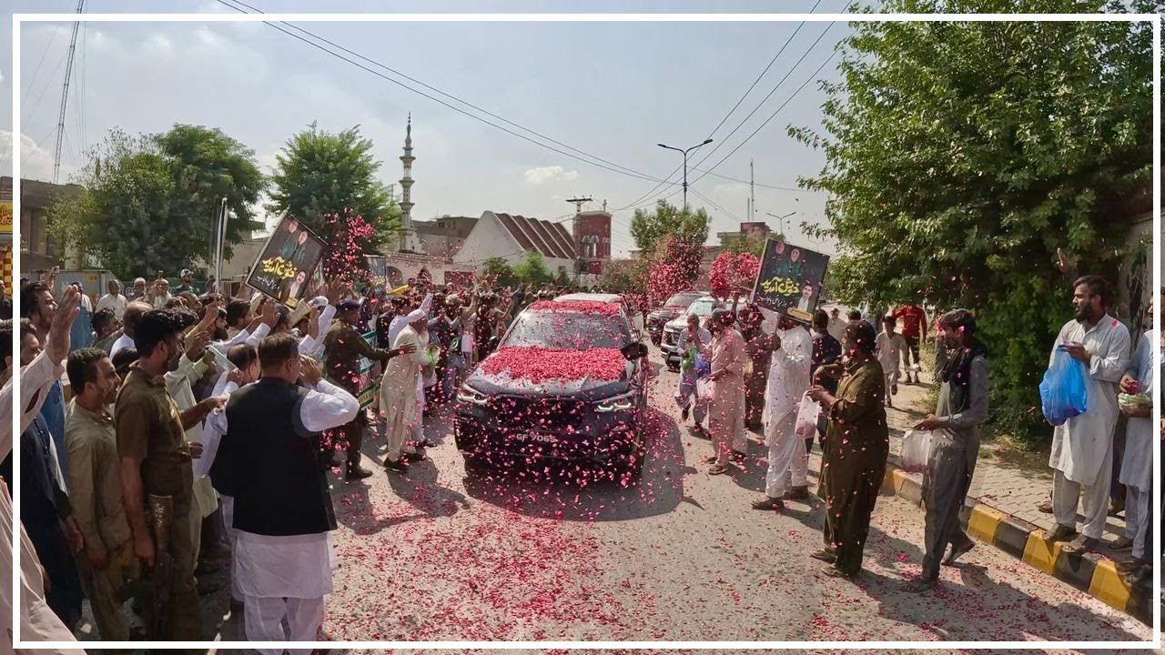 CM Maryam Nawaz Sharif's Grand Welcome in Chakwal: Flowers Rain Down as Crowd Cheers
