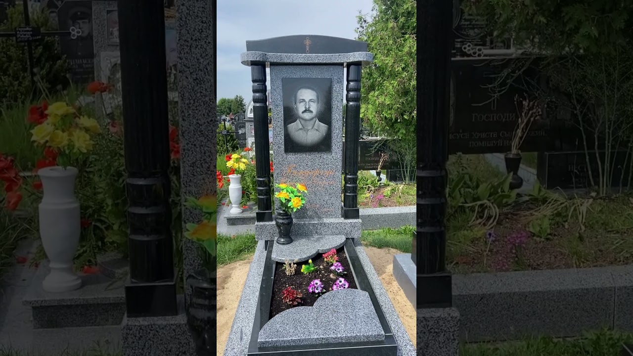 Надгробие из серого гранита с фигурными колонами | Надгробок із сірого граніту з фігурними колонами